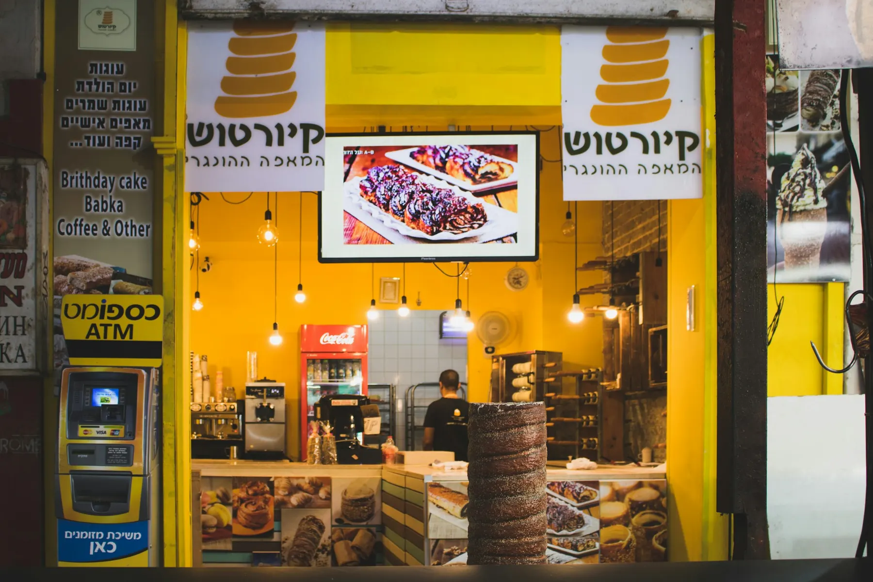 קיוסק בתל אביב עם שלטים בעברית וכספומט